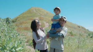 intip-keseruan-laura-theux-dan-indra-brotolaras-hiking-bawa-anak-di-pulau-kenawa-sumbawa