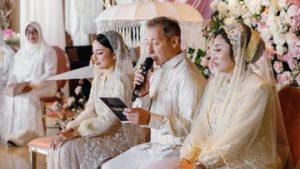 momen-jennifer-coppen-sungkeman-ke-ayah-bule-jelang-pernikahan,-pajang-foto-mendiang-ibunda