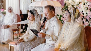 momen-jennifer-coppen-sungkeman-ke-ayah-bule-jelang-pernikahan,-pajang-foto-mendiang-ibunda