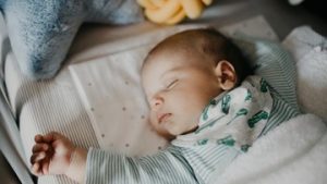 berapa-jam-tidur-bayi-4-bulan?-ketahui-pola-tidur-yang-normal-dan-cara-mengaturnya
