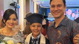 momen-arjuna-anak-titi-kamal-dan-christian-sugiono-lulus-sd,-intip-potret-bahagianya