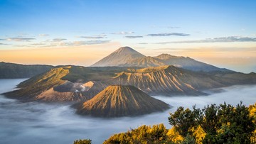 gunung-bromo-berselimut-salju-perdana-tahun-ini,-wisatawan-antusias-berburu-embun-upas