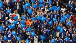 viral-aksi-suporter-jepang-bersih-bersih-stadion-usai-pertandingan