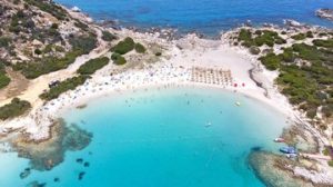 pantai-italia-larang-pengunjung-usia-10-65-tahun-pakai-payung,-alasan-di-baliknya-curi-perhatian