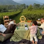 keseruan-ario-bayu-dan-istri-bule-piknik-di-tengah-indahnya-kebun-teh