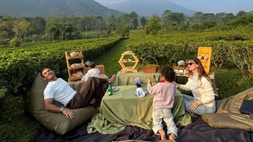 keseruan-ario-bayu-dan-istri-bule-piknik-di-tengah-indahnya-kebun-teh